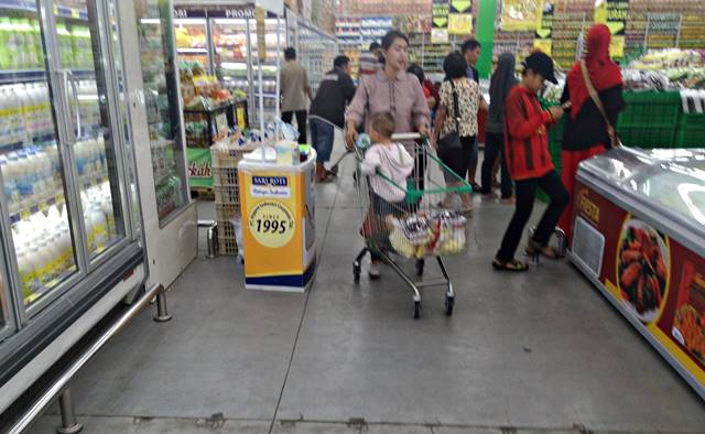 another function of shopping trolley invented by Indonesian 3