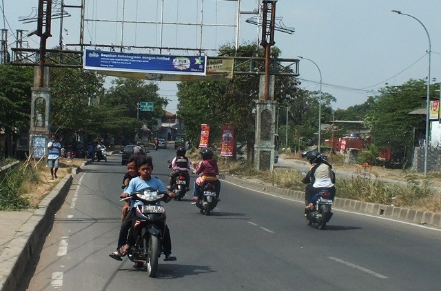 Reckless Actions Indonesia Motorcyclists Do