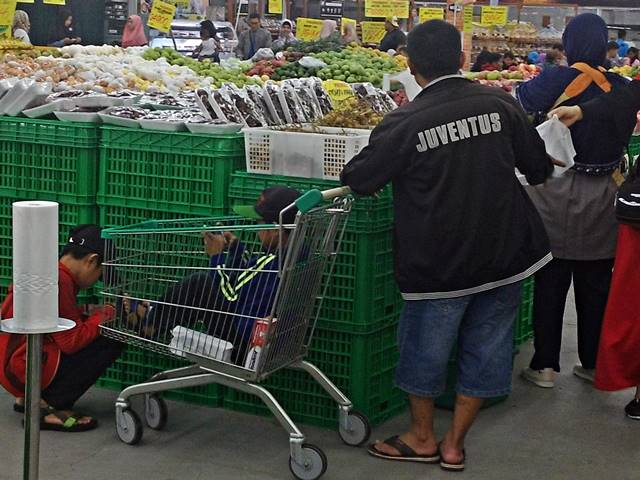 another function of shopping trolley invented by Indonesian