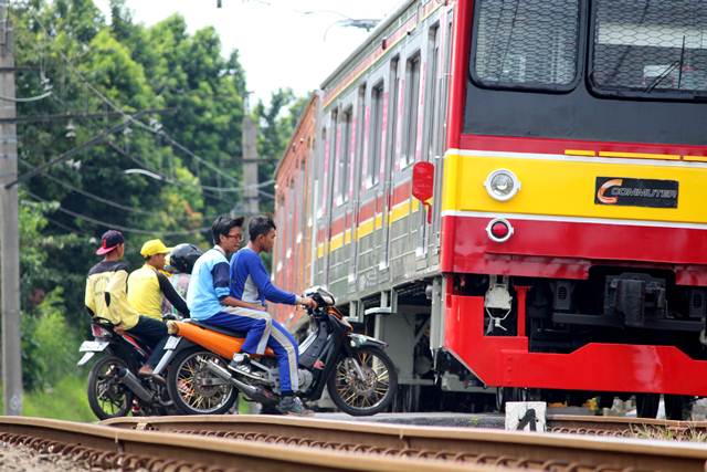 Indonesia Railroad Crossing Habit